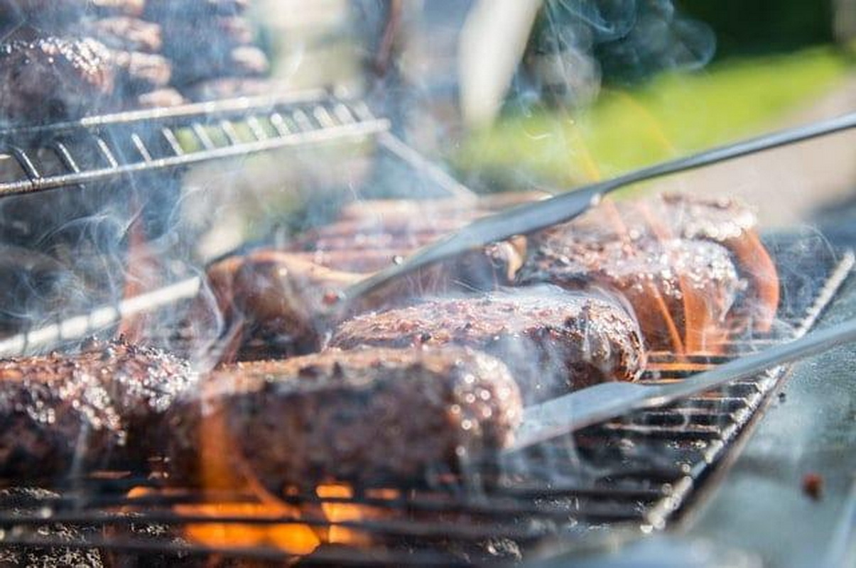 This is the season of barbecue, take a look at how Bordeaux people grill!