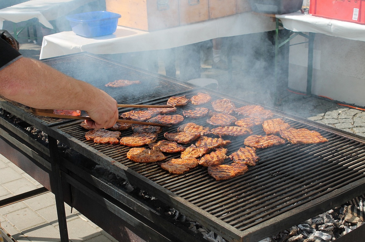 The Difference Between An Electric Grill And A Charcoal Grill